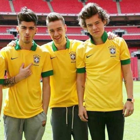 Liam Payne, ao centro, com camisa da seleção brasileira durante passagem do One Direction pelo Brasil - Reprodução