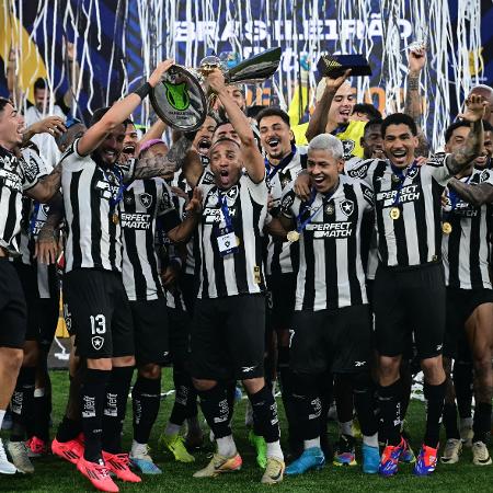 Jogadores do Botafogo festejam título do Campeonato Brasileiro 2024 - Mauro PIMENTEL / AFP