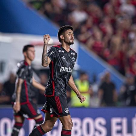 Guilherme comemora gol pelo Flamengo contra o Bangu