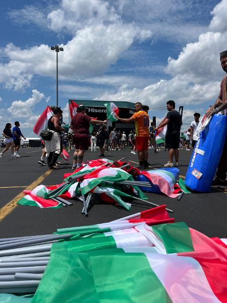 Fluminense distribuiu cinco mil bandeirinhas e angariou torcedores estrangeiros no Metlife Stadium Fluminense distribuiu cinco mil bandeirinhas e angariou torcedores estrangeiros no Metlife Stadium