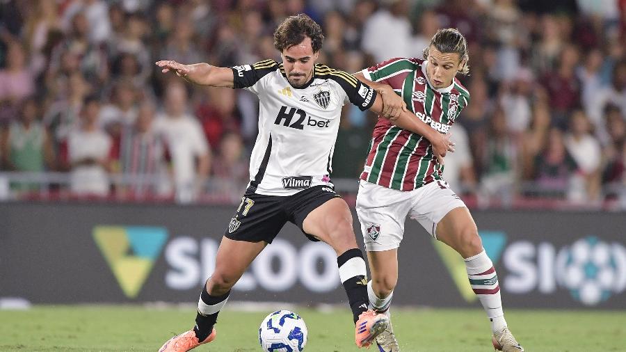 Igor Gomes, do Atlético-MG, e Canobbio, do Fluminense, em ação durante jogo do Brasileirão