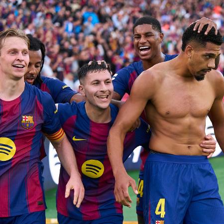 Ronald Araújo, do Barcelona, celebra o segundo gol da equipe contra o Girona, pela La Liga, no Estadi Olímpic Lluís Companys Ronald Araújo, do Barcelona, celebra o segundo gol da equipe contra o Girona, pela La Liga, no Estadi Olímpic Lluís Companys