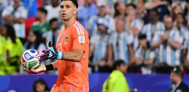 Chelsea chega a acordo para contratar o goleiro Dibu Martínez, diz jornal