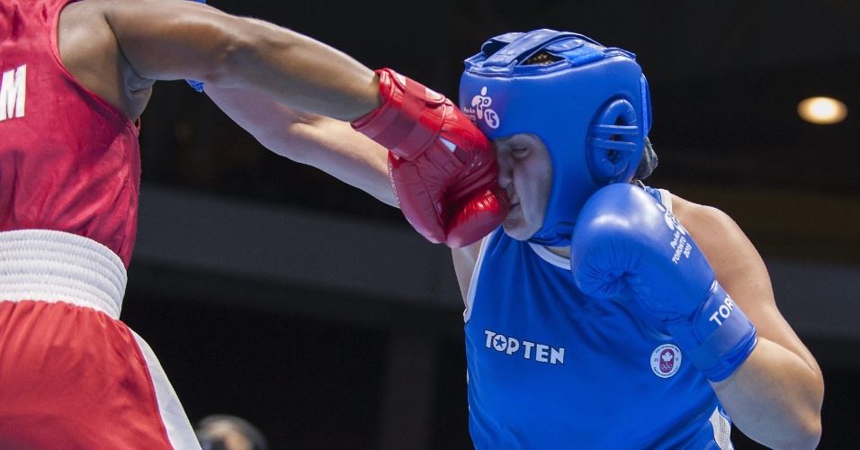 A canadense Ariane Fortin (vermelho) acerta a dominicana Yenebier Guillén Benítez na disputa do peso médio