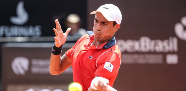 Thiago Monteiro rebate bola em jogo contra o francês Jo-Wilfried Tsonga - Luiz Pires/FOTOJUMP - Luiz Pires/FOTOJUMP