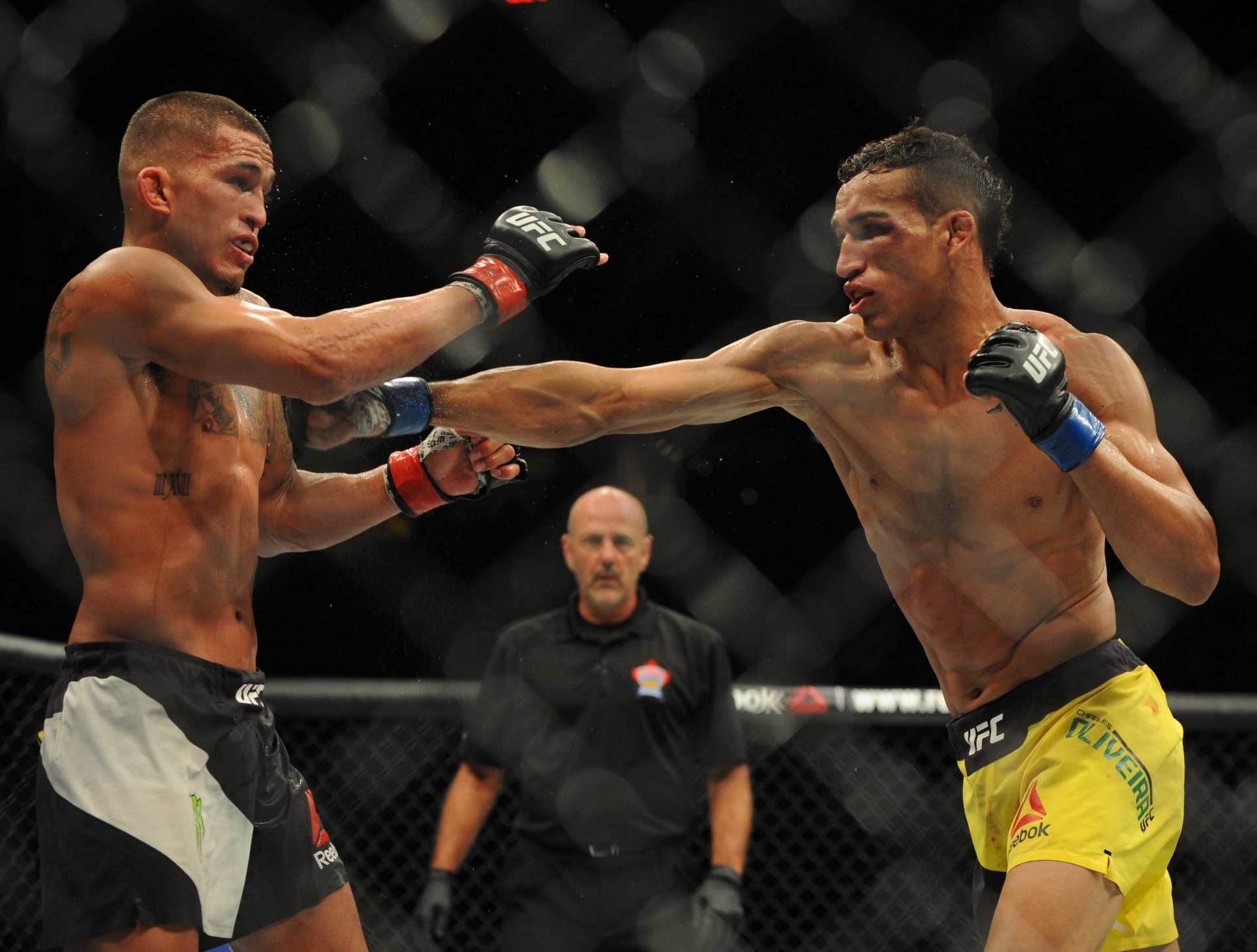 Charles "Do Bronx" tenta acertar direto em Anthony Pettis no UFC Vancouver - Anne-Marie Sorvin/USA Today Sports