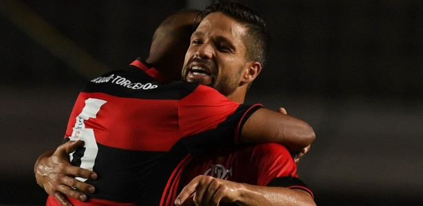 Jorge (costas) comemora com Diego o segundo gol do Flamengo contra o Figueirense - Vanderlei Almeida/AFP