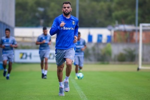 Maicon chora após volta de lesão no Grêmio: Chega de ficar em casa