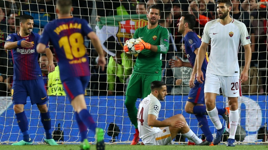 Alisson mostra desapontamento após segundo gol contra da Roma contra o Barcelona - REUTERS/Albert Gea