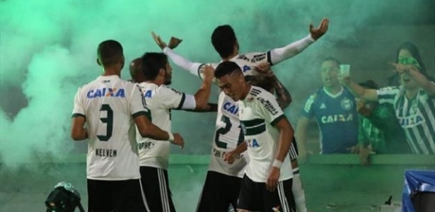 Kady celebra o gol contra o Criciúma nos braços dos colegas - Comunicação CFC