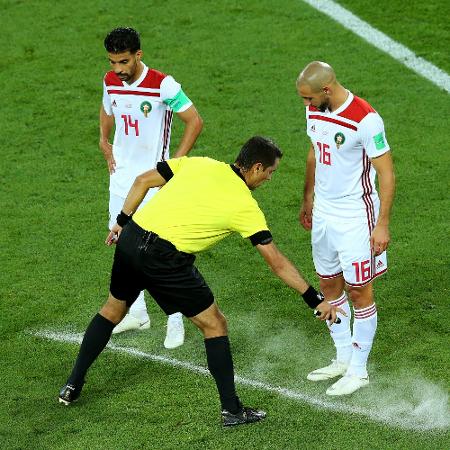 Árbitro Ravshan Irmatov usa o spray para delimitar a posição da barreira em partida da Copa do Mundo