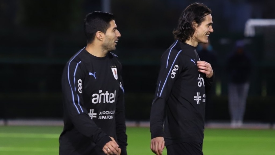 Luis Suárez e Cavani em treino do Uruguai, em Londres - AUF/Divulgação
