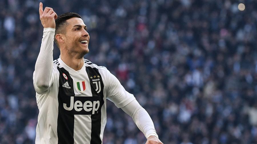Cristiano Ronaldo comemora gol marcado para a Juventus contra a Sampdoria - Marco BERTORELLO / AFP