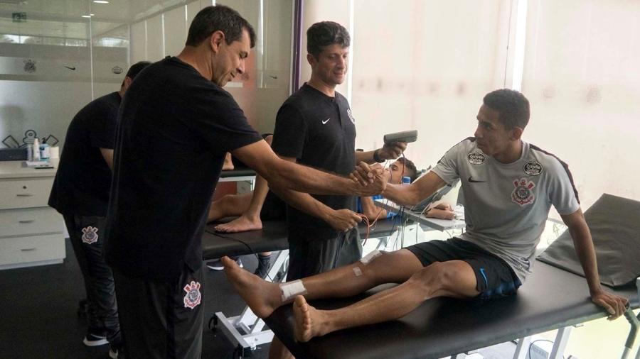 Fessin recebe apoio de Fábio Carille durante recuperação de grave fratura - Daniel Augusto Jr. / Agência Corinthians