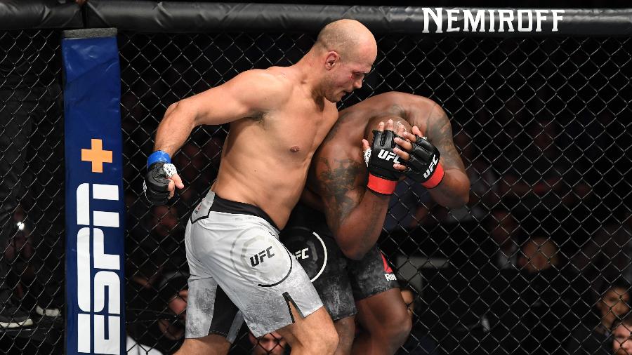 Cigano na luta contra Derrick Lewis, no UFC Wichita - Josh Hedges/Zuffa LLC/Zuffa LLC via Getty Images