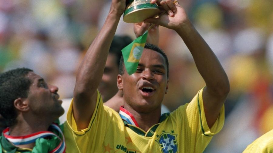 Paulo Sérgio ergue a taça da Copa 1994 - Neal Simpson/Getty Images