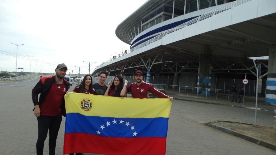 Grupo de torcedores venezuelanos que moram no Rio Grande do Sul prontos para jogo na Arena - Marinho Saldanha/UOL