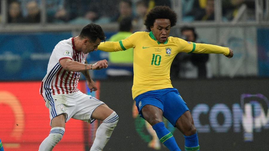 Willian e Hernan Perez no jogo Brasil x Paraguai pela Copa América - Juan MABROMATA / AFP