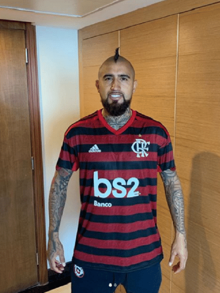 Vidal posa com camisa do Flamengo - Reprodução