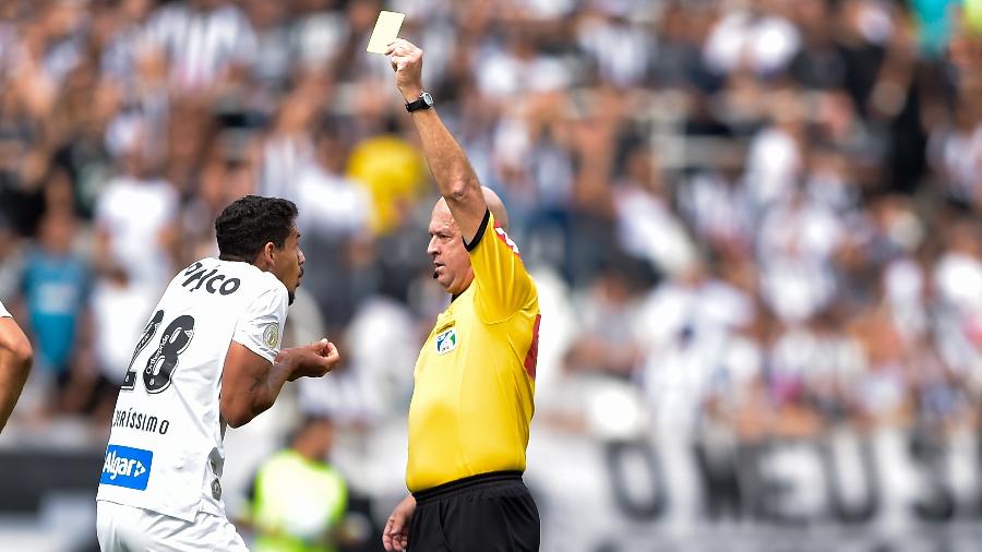 Lucas Veríssimo, do Santos, leva cartão do árbitro Heber Roberto Lopes em partida contra o Botafogo - Thiago Ribeiro/AGIF