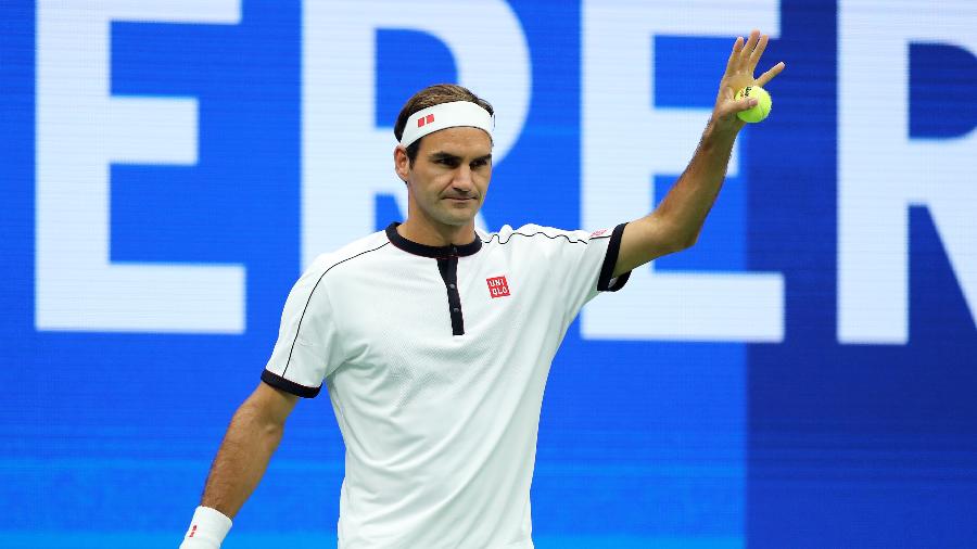 Roger Federer acena para torcedores na partida contra Damir Dzumhur no US Open - Elsa/Getty Images