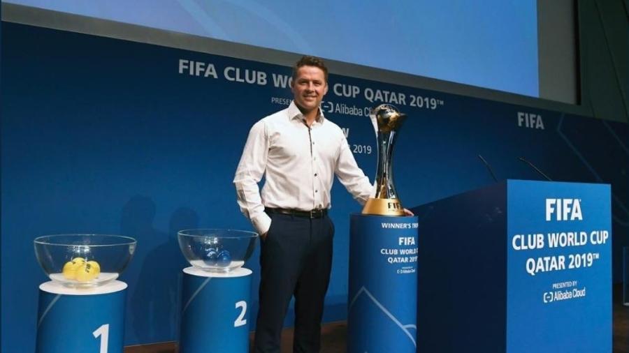 Michael Owen posa com troféu do Mundial de Clubes  - Reprodução/Twitter