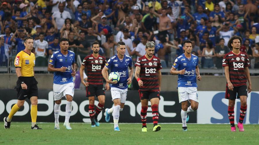 Thiago Neves, do Cruzeiro, carrega bola ao lado de Arrascaeta, do Flamengo, após marcar gol - Fernando Moreno/AGIF
