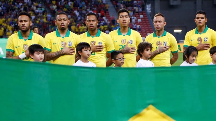 Jogadores da seleção brasileira perfilados antes de jogo amistoso contra a Nigéria - Feline Lim/Reuters