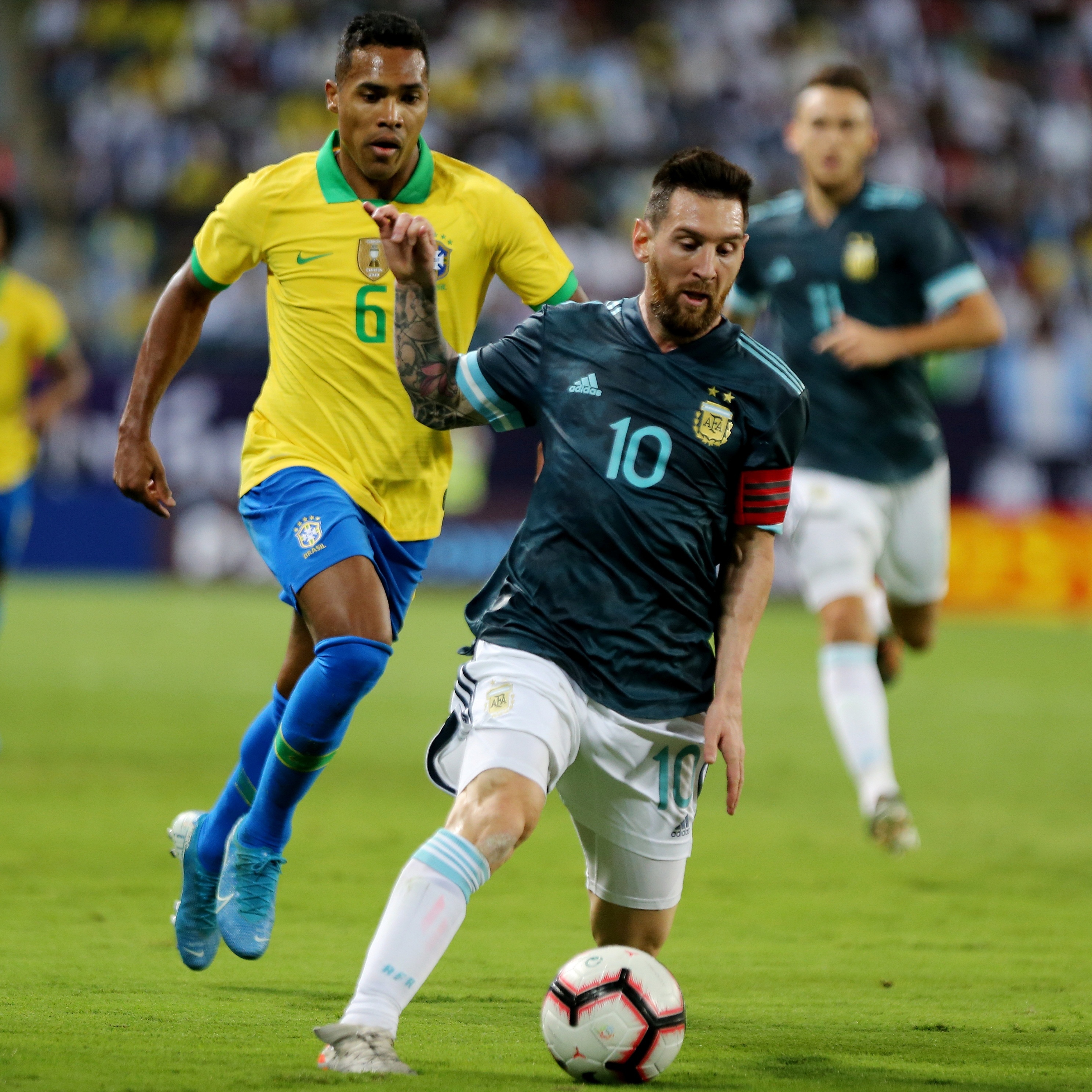 Jogo de futebol brasil x argentina apresentado com bandeira de seu país