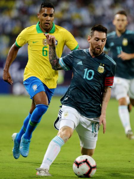 Lionel Messi domina a bola em frente a Alex Sandro em Brasil x Argentina - REUTERS/Ahmed Yosri