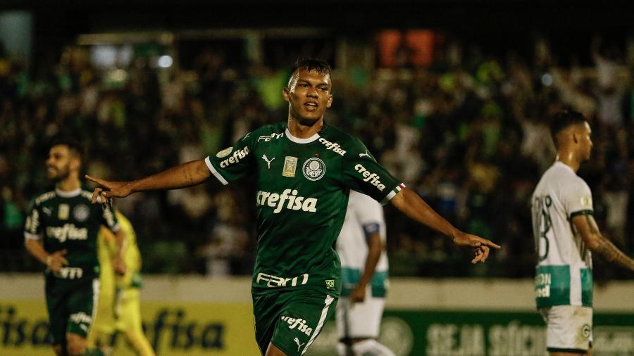 Gabriel Verón comemora gol do Palmeiras contra o Goiás -  Rebeca Reis/AGIF