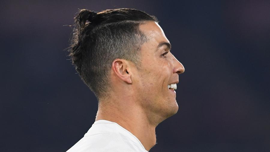 Cristiano Ronaldo sorri durante partida entre Juventus e Roma - REUTERS/Alberto Lingria 