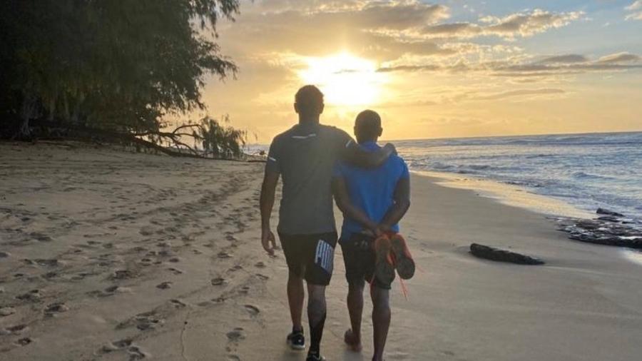 Lewis Hamilton caminha com o pai, Anthony - Reprodução/Instagram