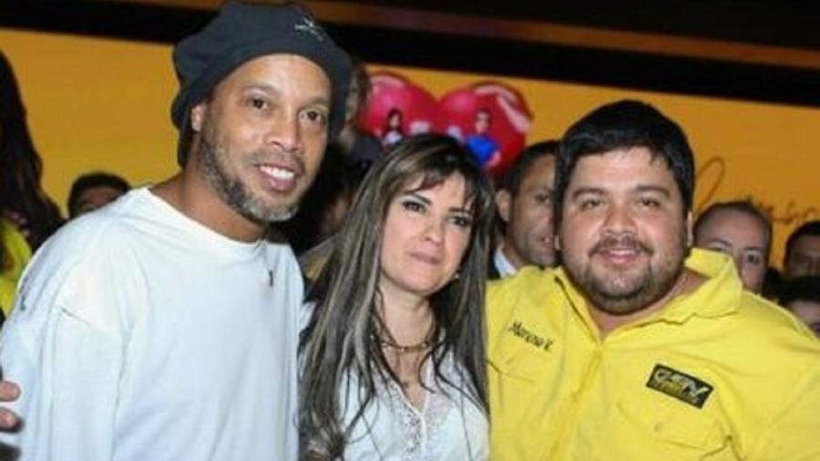 Ronaldinho com Dalia López, uma das personagens envolvidas no escândalo de falsificação de passaportes - Reprodução