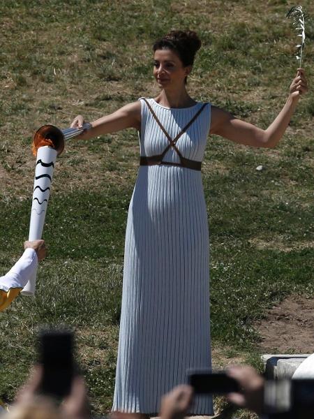 Vestida como sacerdotisa, atriz grega Katerina Lehou passa a chama olímpica em cerimônia de acendimento da tocha dos Jogos Olímpicos de 2016, no Rio de Janeiro - Alkis Konstantinidis/Reuters