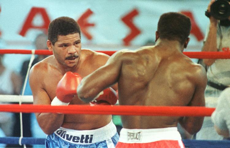 Evander Holyfield (direita) encara o brasileiro Adílson Maguila Rodrigues, em luta realizada no Caesars Palace, em Lake Tahoe, Nevada (EUA), em 1989