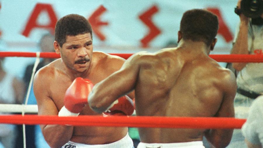 Evander Holyfield (direita) encara o brasileiro Adílson Maguila Rodrigues, em luta realizada no Caesars Palace, em Lake Tahoe, Nevada (EUA), em 1989