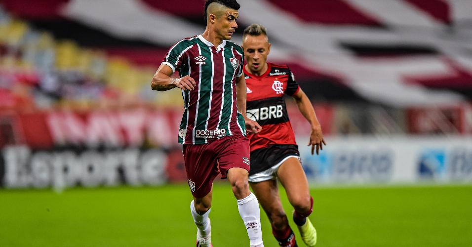 Egídio, do Fluminense, protege a bola na decisão do Campeonato Carioca contra o Flamengo