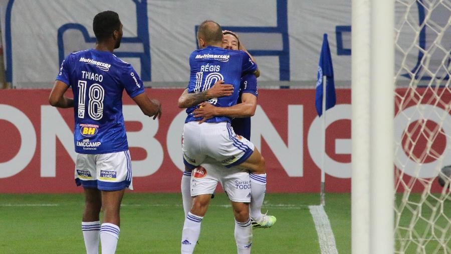 Jogadores do Cruzeiro comemoram gol marcado por Régis em vitória sobre o Vitória na Série B 2020 - Fernando Moreno/AGIF