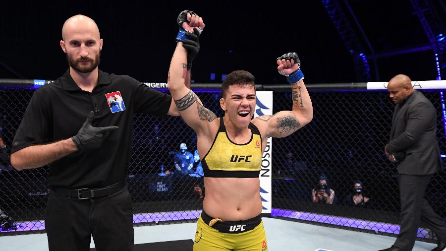 Jessica Bate-Estaca Andrade comemota nocaute sobre Katlyn Chookagian pelo UFC Fight Island em Abu Dhabi - Josh Hedges/Zuffa LLC via Getty Images