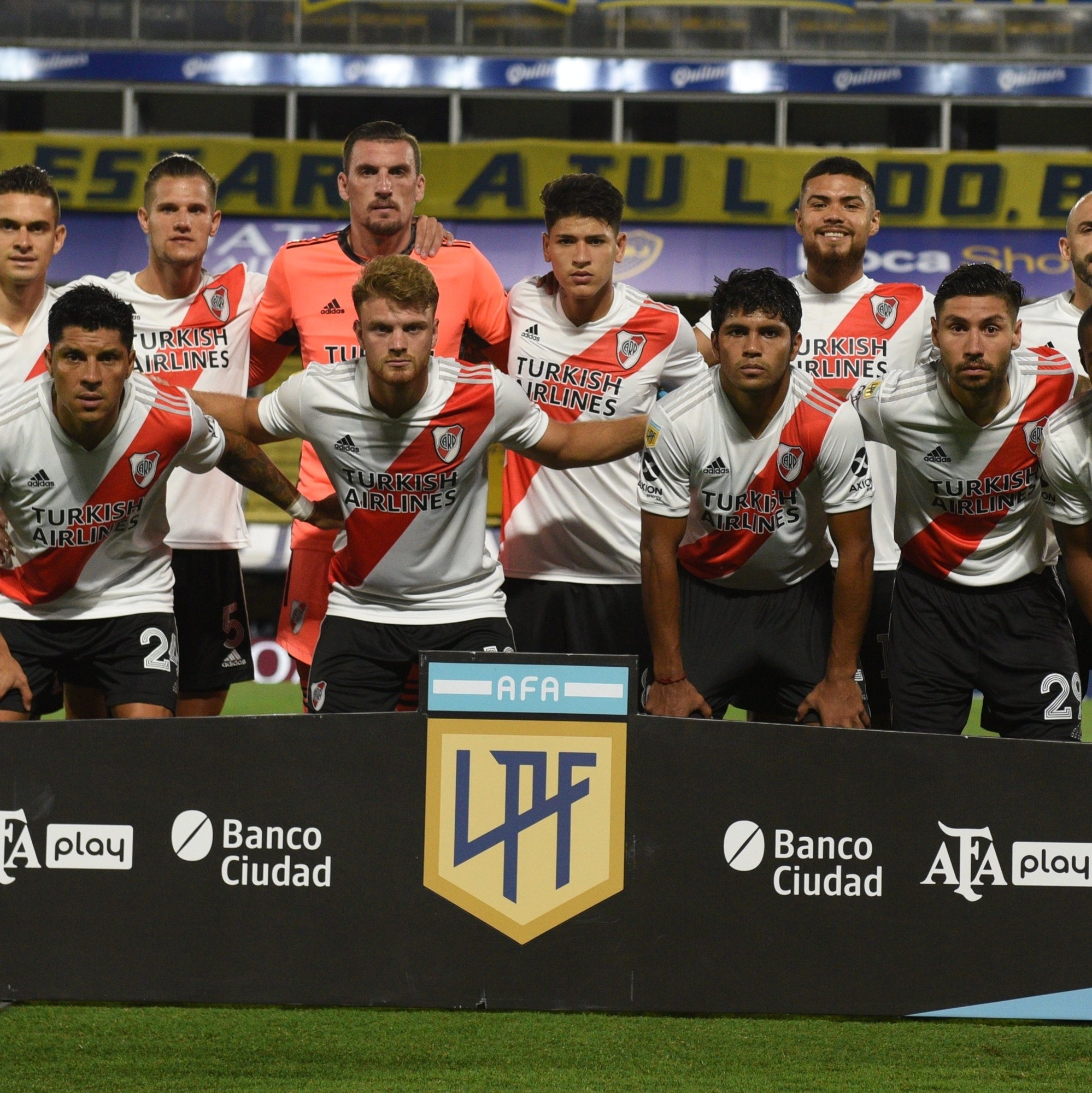 Choro Futebolístico - Comparação de títulos entre Milan e Juventus. 🏆  Mandem sugestões de comparações nos comentários ⤵️ (Amanhã postaremos entre  Boca Jr vs River Plate)