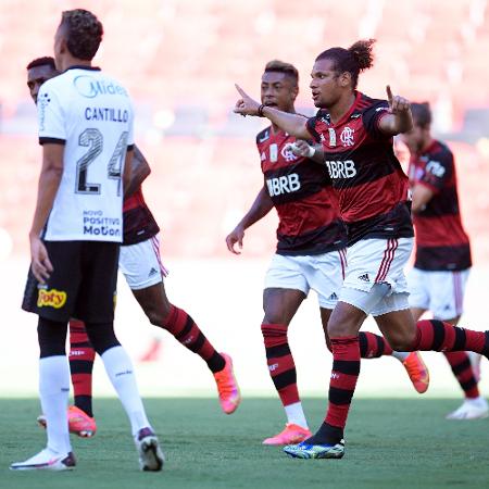 Jogadores do Flamengo comemoram gol marcado por Willian Arão contra o Corinthians, no Maracanã, no Brasileirão 2020 - Fernando Soutello/AGIF