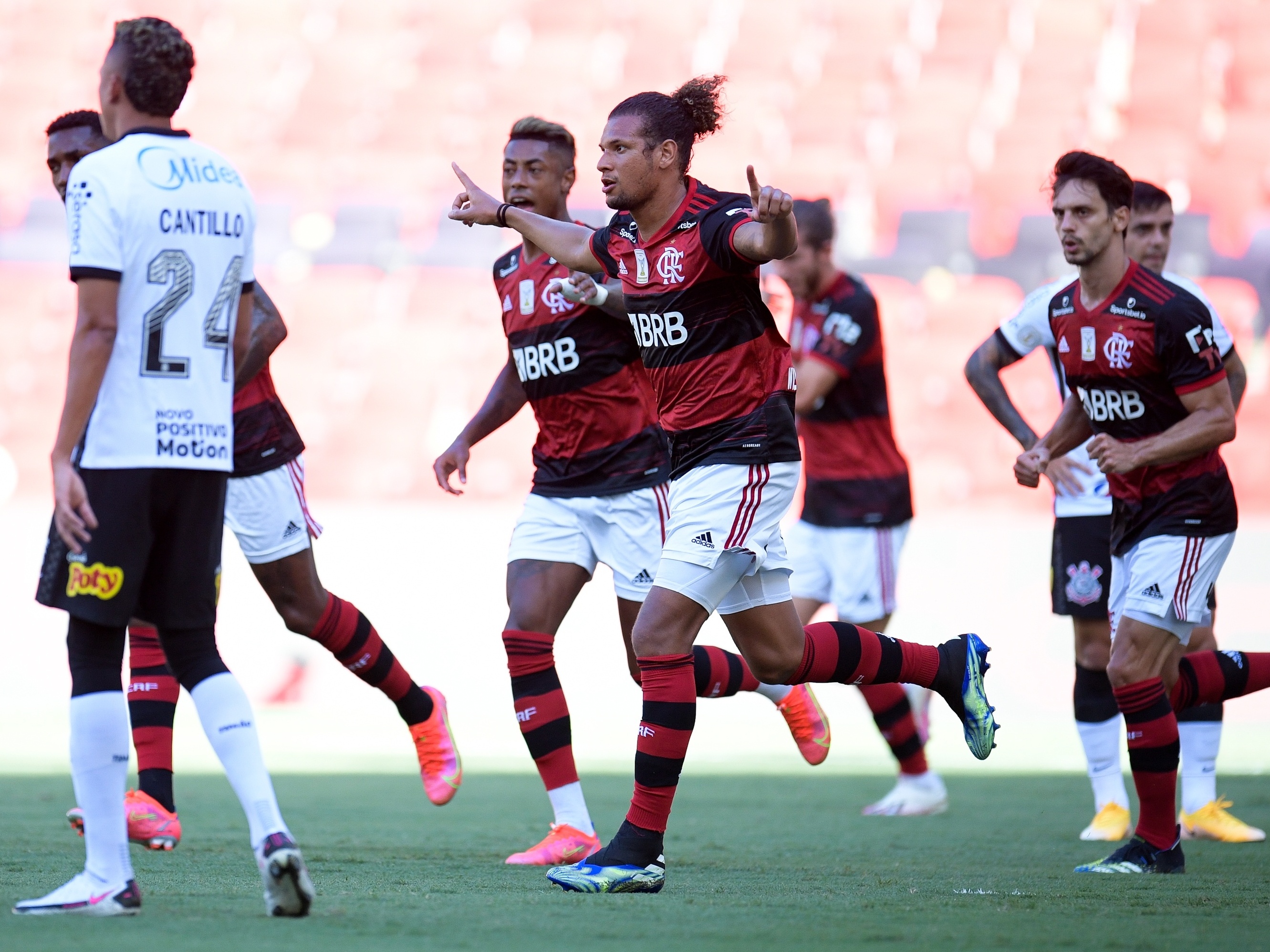 Isla admite erros defensivos, mas exalta título pelo Flamengo