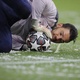 Goleiro brasileiro Ederson faz aquecimento antes de Manchester City x PSG pela Champions League - REUTERS/Phil Noble