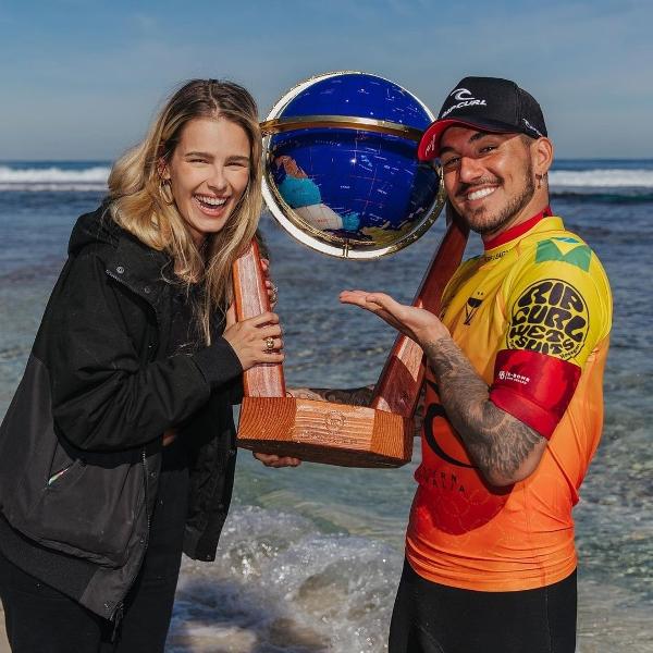 Yasmin Brunet e Gabriel Medina comemoram título do surfista na etapa de Rottnest Search 