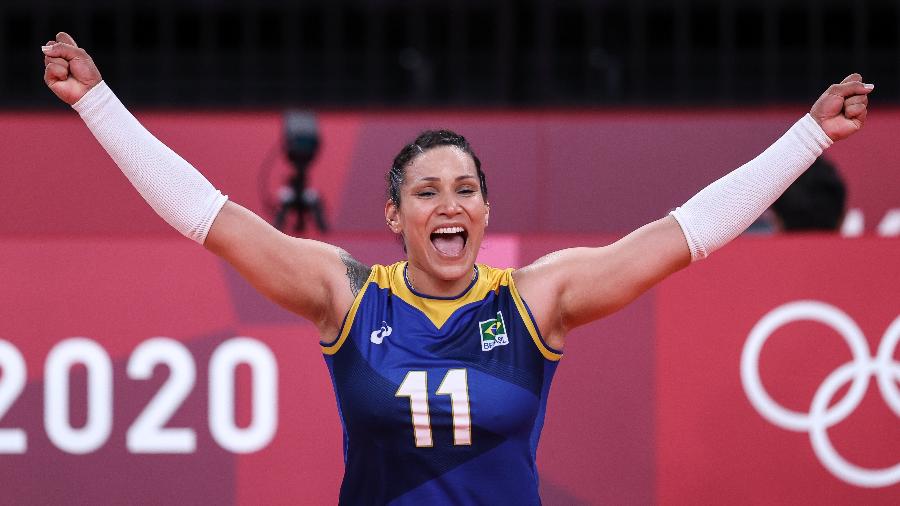 Tandara, do Brasil, comemora ponto contra a Sérvia no vôlei feminino dos Jogos Olímpicos de Tóquio - Wander Roberto/COB