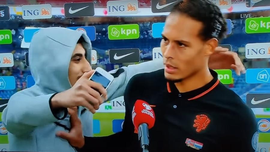 Zagueiro não gostou nada da atitude e afastou o homem após Noruega 1x1 Holanda - Reprodução/Twitter