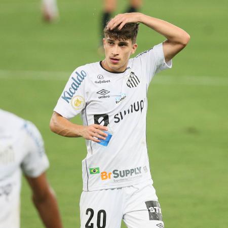Gabriel Pirani durante jogo entre Cuiabá e Santos pelo Brasileirão - Gil Gomes/AGIF
