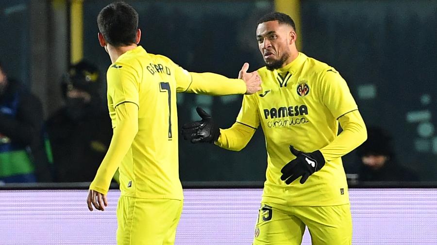 Arnaut Danjuma e Gerard Moreno comemoram gol do Villarreal marcado aos três minutos de partida contra a Atalanta - Isabella BONOTTO / AFP)