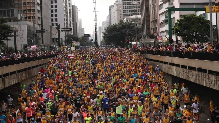 Multidão de atletas deixa a avenida Paulista depois da largada da São Silvestre - WERTHER SANTANA/ESTADÃO CONTEÚDO